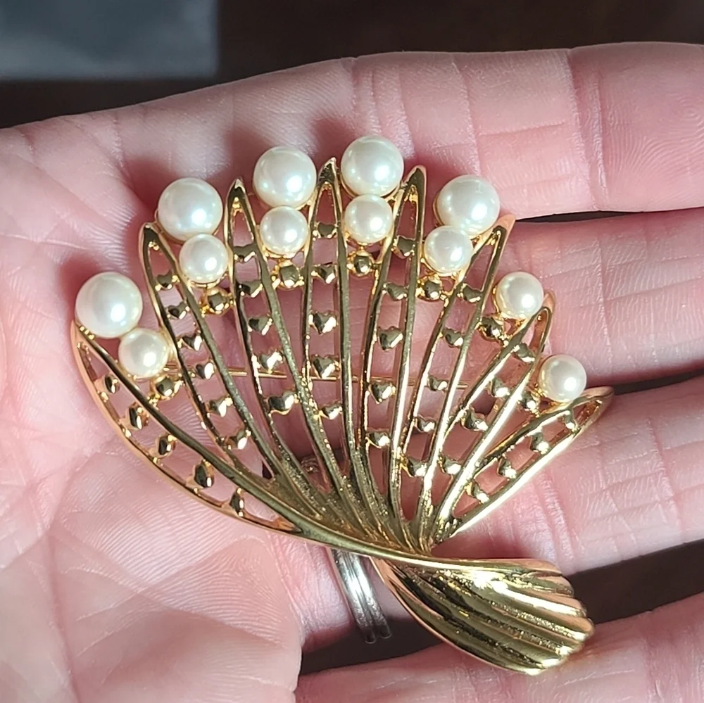 Vintage gold tone fan shaped pearl brooch - Picture 3 of 6